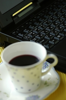 포토 JPG 스튜디오촬영 식기 여유 커피 음료 음식 꽃무늬 주방용품 디저트 잔 한잔 실내 근접촬영 사람없음 컵 노트북 전자제품 컴퓨터 하이앵글 컴퓨터용품 사무용품 키보드 커피잔 찻잔 원두커피 무선인터넷 블랙커피 국내포토 1 꽃 감정 뷰포인트 생활용품 무늬 인터넷 문구용품 내부 오브젝트 파일형식