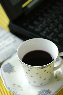 포토 JPG 스튜디오촬영 식기 여유 커피 음료 음식 꽃무늬 주방용품 디저트 잔 한잔 실내 근접촬영 사람없음 아웃포커스 컵 노트북 컴퓨터 하이앵글 신문 커피잔 찻잔 원두커피 블랙커피 국내포토 1 꽃 감정 뷰포인트 생활용품 무늬 촬영기법 내부 간행물 전자제품 뉴스 파일형식