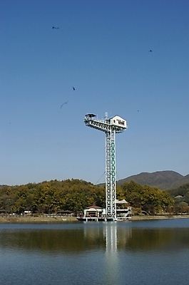 포토 JPG 주간 동물 호수 스포츠용품 스포츠 조류 하늘 산 풍경 사람없음 야외 여름 레포츠 자유 비행 떨어짐 번지점프 번지점프대 국내포토 자연요소 계절 컨셉 레저 익스트림스포츠 오브젝트 파일형식