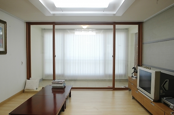 포토 JPG 시설물 현대건축 건축 액자 쿠션 거실 탁자 조명 바닥 주택 실내 사람없음 책 인테리어 텔레비전 발코니 방바닥 휴식처 국내포토 건축물 디자인 가구 휴식 내부 건물 전자제품 파일형식