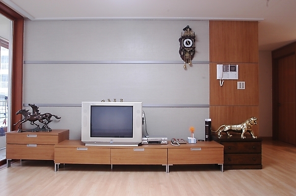 포토 JPG 주간 시설물 현대건축 건축 시계 거실 바닥 주택 실내 사람없음 야외 전자제품 인테리어 조각상 텔레비전 가전제품 서랍장 작품 벽걸이시계 뻐꾸기시계 인터폰 휴식처 국내포토 자연요소 건축물 디자인 가구 휴식 미술 내부 건물 조형물 파일형식