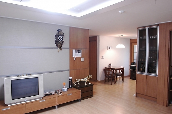 포토 JPG 주간 시설물 현대건축 건축 거실 식탁 조명 바닥 주택 실내 사람없음 야외 전자제품 인테리어 조각상 텔레비전 가전제품 서랍장 작품 장식장 벽걸이시계 뻐꾸기시계 인터폰 휴식처 국내포토 자연요소 건축물 디자인 시계 가구 탁자 휴식 미술 내부 건물 조형물 파일형식