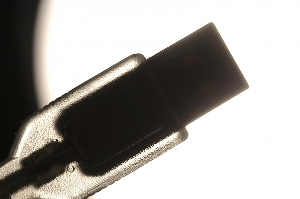 포토 JPG 스튜디오촬영 실루엣 실내 근접촬영 사람없음 컴퓨터 한개 사무용품 접속 usb포트 USB 저장장치 연결단자 국내포토 1 뷰포인트 문구용품 촬영기법 내부 전자제품 컴퓨터용품 파일형식