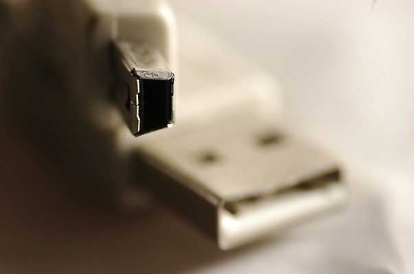 포토 JPG 스튜디오촬영 실내 근접촬영 사람없음 아웃포커스 컴퓨터 하이앵글 한개 사무용품 접속 usb포트 USB 연결단자 국내포토 1 뷰포인트 문구용품 촬영기법 내부 전자제품 파일형식