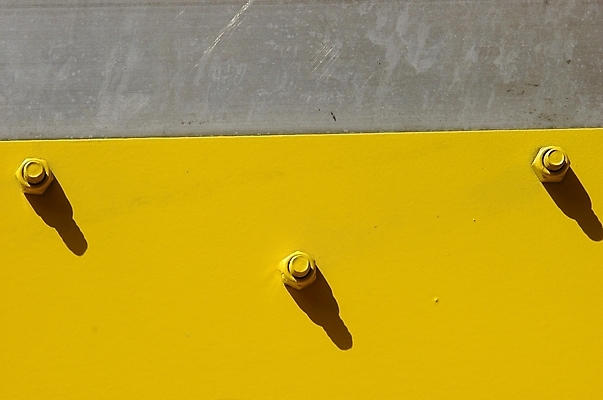 포토 JPG 주간 벽 백그라운드 근접촬영 사람없음 야외 노란색 경계선 파이프 산업재료 시멘트 관 볼트 너트 국내포토 자연요소 선 뷰포인트 컬러 공구 경계 파일형식