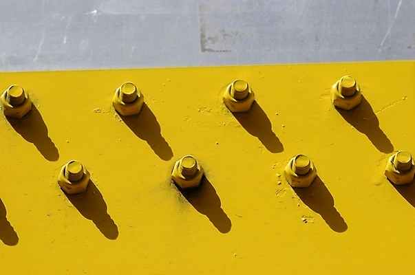 포토 JPG 주간 벽 백그라운드 근접촬영 사람없음 야외 노란색 경계선 파이프 산업재료 시멘트 관 볼트 너트 국내포토 자연요소 선 뷰포인트 컬러 공구 경계 파일형식