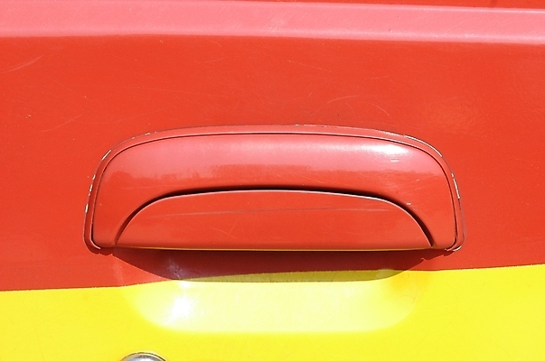 포토 JPG 주간 육상교통 교통 부분 자동차 손잡이 근접촬영 사람없음 야외 빨간색 노란색 부속품 핸들 산업재료 문고리 차량부품 차문 국내포토 자연요소 교통수단 뷰포인트 컬러 문 오브젝트 파일형식