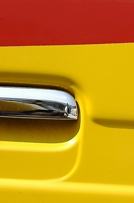 포토 JPG 주간 육상교통 교통 부분 자동차 손잡이 근접촬영 사람없음 야외 빨간색 노란색 부속품 산업재료 문고리 차량부품 차문 국내포토 자연요소 교통수단 뷰포인트 컬러 문 오브젝트 파일형식