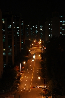 포토 JPG 도로 백그라운드 야경 거리 사람없음 야외 도시 장노출 라이트효과 국내포토 길 교통시설 촬영기법 야간 파일형식 효과 풍경_경치