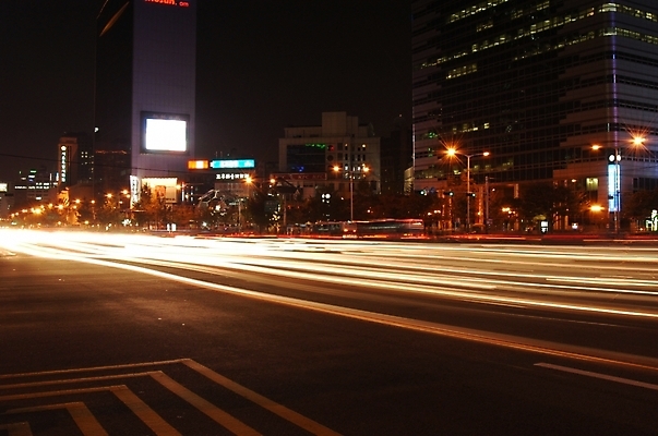 포토 JPG 도로 백그라운드 야경 자연 서울 사람없음 야외 건물 도시 밤거리 장노출 라이트효과 국내포토 건축물 길 교통시설 거리 한국 촬영기법 야간 생태계 파일형식 효과 풍경_경치