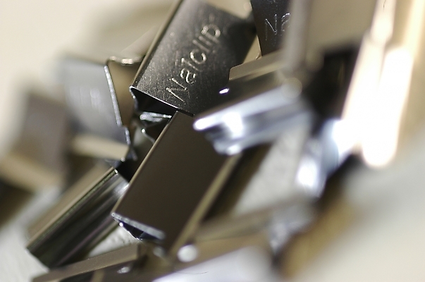 포토 JPG 스튜디오촬영 비즈니스 실내 집게 근접촬영 사람없음 아웃포커스 하이앵글 사무용품 여러개 철 클립 고정 종이집게 국내포토 뷰포인트 다수 문구용품 촬영기법 내부 파일형식