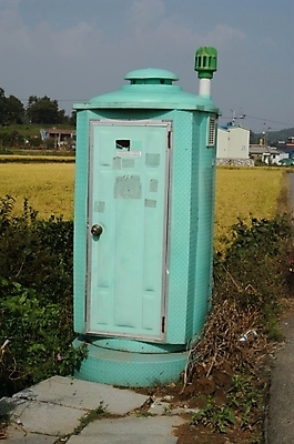 포토 JPG 주간 시설물 현대건축 건축 사람없음 야외 화장실 간이화장실 국내포토 자연요소 건축물 파일형식