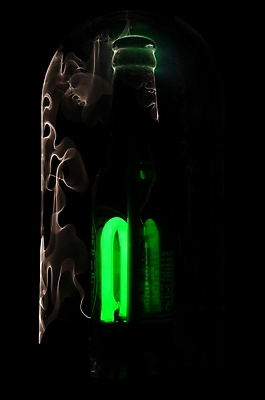 포토 JPG 백그라운드 술병 사람없음 컴퓨터그래픽 그래픽 인테리어 병 신비 맥주병 야광 국내포토 식기 디자인 컨셉 병_용기 맥주 주류 빛 파일형식