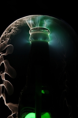 포토 JPG 백그라운드 술병 사람없음 컴퓨터그래픽 그래픽 인테리어 병 신비 맥주병 야광 국내포토 식기 디자인 컨셉 병_용기 맥주 주류 빛 파일형식