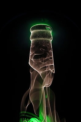 포토 JPG 백그라운드 술병 사람없음 컴퓨터그래픽 그래픽 인테리어 병 신비 맥주병 야광 국내포토 식기 디자인 컨셉 병_용기 맥주 주류 빛 파일형식