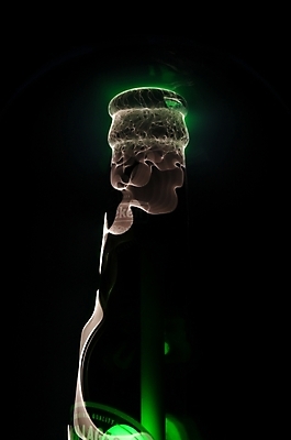 포토 JPG 백그라운드 술병 사람없음 컴퓨터그래픽 그래픽 인테리어 병 신비 맥주병 야광 국내포토 식기 디자인 컨셉 병_용기 맥주 주류 빛 파일형식