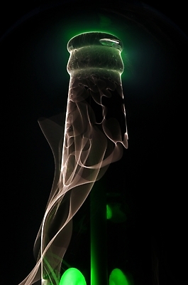 포토 JPG 백그라운드 술병 사람없음 컴퓨터그래픽 그래픽 인테리어 병 신비 맥주병 야광 국내포토 식기 디자인 컨셉 병_용기 맥주 주류 빛 파일형식