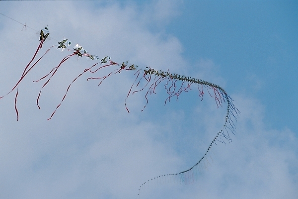 포토 JPG 주간 한국문화 한국전통 명절 백그라운드 하늘 풍경 사람없음 야외 전통놀이 연 연날리기 국내포토 자연요소 동양문화 전통 기념일 놀이 한국 놀이용품 파일형식