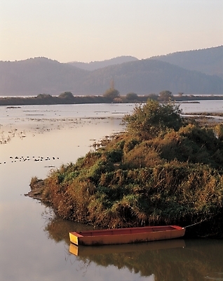 포토 JPG 주간 백그라운드 자연 하늘 산 풍경 사람없음 야외 강 노을 풀 강가 나무배 선박 국내포토 자연요소 식물 수상교통 배_교통 생태계 파일형식
