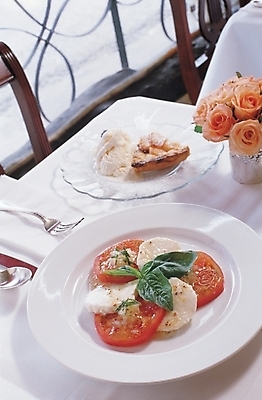 포토 JPG 식물 그릇 접시 웰빙 꽃 음식 토마토 식탁 탁자 치즈 서양음식 요리 사람없음 장식 식당 레스토랑 식사 샐러드 도자기 카프레제 국내포토 식기 가구 채소 유제품 상점 파일형식