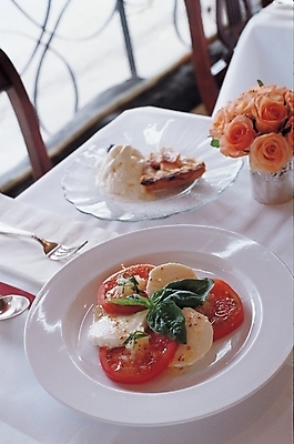 포토 JPG 식물 그릇 접시 웰빙 꽃 음식 토마토 식탁 탁자 치즈 서양음식 요리 사람없음 장식 식당 레스토랑 식사 샐러드 도자기 카프레제 국내포토 식기 가구 채소 유제품 상점 파일형식