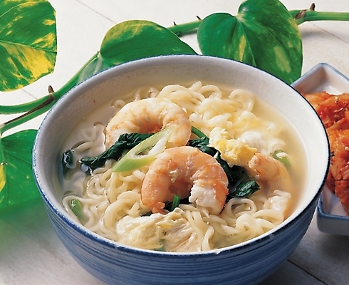 포토 JPG 한국문화 한국전통 그릇 접시 한식 음식 줄기 잎 새우 요리 사람없음 라면 면류 면 국수 새우라면 국내포토 식물 동양문화 전통 식기 한국 갑각류 파일형식