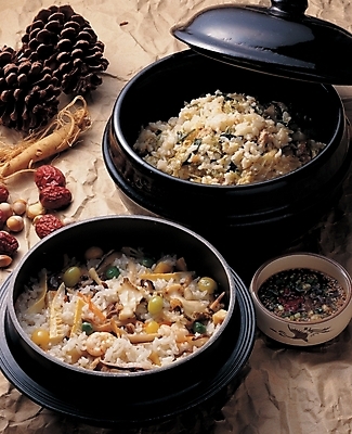 포토 JPG 한국문화 한국전통 전통 웰빙 한식 음식 밥 요리 사람없음 인삼 가마솥 간장 대추 솔방울 돌솥 돌솥밥 약밥 영양돌솥밥 영양밥 국내포토 동양문화 한국 양념 삼 솥 파일형식