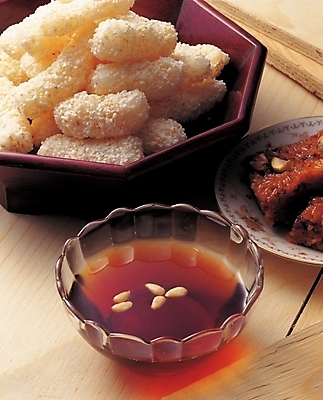 포토 JPG 그릇 접시 한식 디저트 사람없음 한과 수정과 약밥 약식 전통다과 국내포토 식기 음료 음식 밥 전통음식 전통차 다과 파일형식