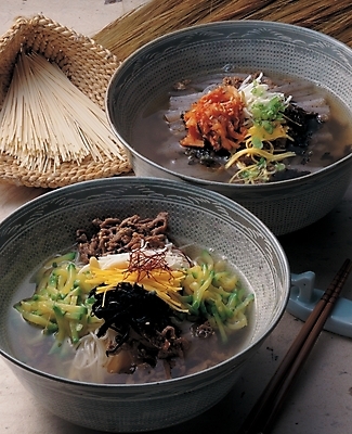 포토 JPG 한국문화 한국전통 그릇 접시 한식 음식 젓가락 요리 사람없음 면류 면 국수 메밀묵 묵국수 잔치국수 국내포토 동양문화 전통 식기 한국 수저 묵_음식 파일형식