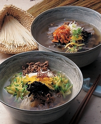 포토 JPG 그릇 접시 한식 음식 젓가락 요리 사람없음 면류 면 상차림 국수 중복 메밀묵 묵국수 잔치국수 삼복 국내포토 식기 수저 복날 묵_음식 파일형식