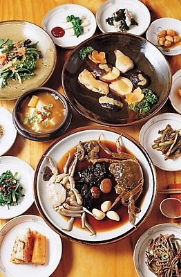 포토 JPG 그릇 접시 한식 음식 반찬 요리 사람없음 게 상차림 찌개 된장찌개 나물 한정식 게장 나무탁자 나물무침 백반 국내포토 식기 채소 탁자 갑각류 정식 무침 게요리 파일형식