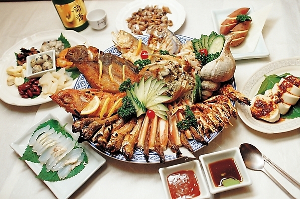 포토 JPG 그릇 접시 한식 술잔 젓가락 한국 수저 어류 요리 사람없음 숟가락 회 상차림 해산물 흰배경 생선요리 깻잎 간장 생선구이 메추리알 순두부 초고추장 국내포토 식기 아시아 음식 백그라운드 채소 잔 알 수중동물 흰색 양념 구이 파일형식