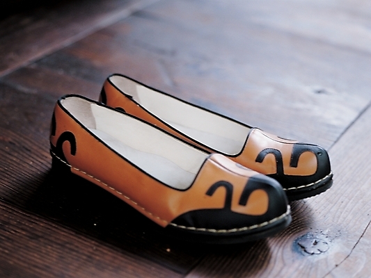 포토 JPG 한국문화 한국전통 전통 잡화 옷 신발 장신구 사람없음 전통의상 꽃신 가죽신 국내포토 동양문화 전통소품 한국 파일형식