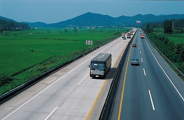 포토 JPG 주간 나무 식물 도로 육상교통 여행 교통 승용차 자동차 산 버스 논 사람없음 야외 하이앵글 고속도로 고속버스 국내포토 자연요소 길 교통수단 뷰포인트 농업 교통시설 대중교통 파일형식