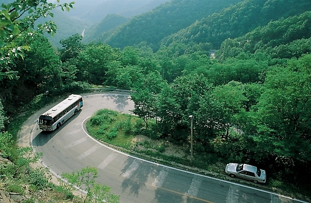 포토 JPG 주간 나무 시설물 현대건축 건축 도로 육상교통 백그라운드 교통 승용차 자동차 산 버스 풍경 사람없음 야외 숲 두대 국내포토 자연요소 식물 건축물 길 교통수단 2 교통시설 대중교통 파일형식