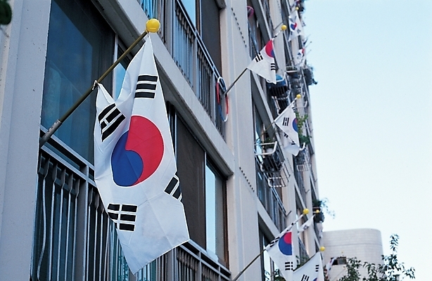 포토 JPG 주간 기념일 자연 아파트 주택 서울 한국 풍경 사람없음 야외 국기 태극기 삼일절 애국심 광복절 국기게양 국내포토 자연요소 아시아 이벤트 건물 공휴일 국경일 생태계 파일형식 건축물 나라 건축