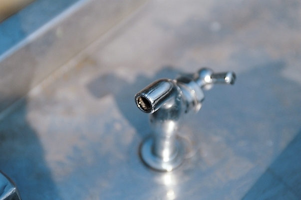 포토 JPG 주간 시설물 공원 현대건축 건축 사람없음 야외 수도꼭지 건축자재 식수 식수대 국내포토 자연요소 건축물 공공시설 물 파일형식