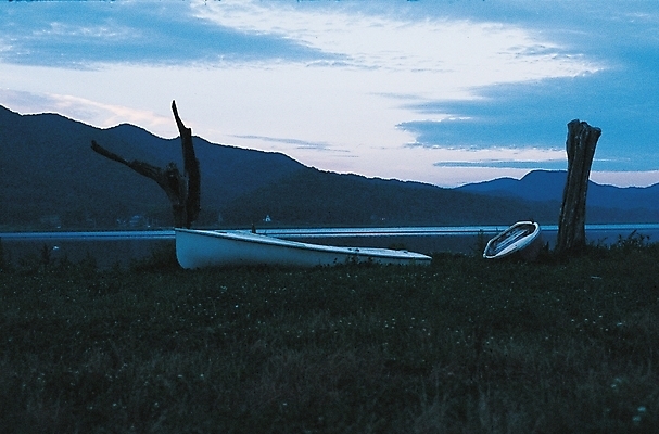 포토 JPG 주간 호수 백그라운드 교통 수상교통 자연 하늘 산 풍경 초원 사람없음 야외 강 보트 나무배 선박 국내포토 자연요소 교통수단 배_교통 생태계 파일형식