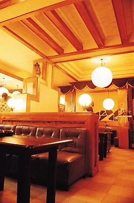 포토 JPG 시설물 건축 산업 의자 식탁 탁자 전등 조명 실내 사람없음 장식 인테리어 상점 식당 카페 조명기구 국내포토 건축물 디자인 가구 내부 파일형식