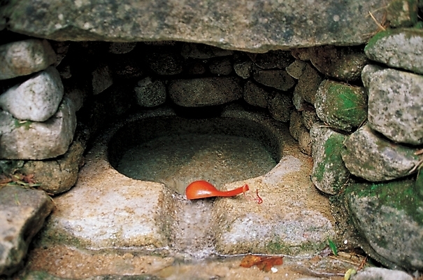포토 JPG 주간 시설물 건축 산 사람없음 야외 물 돌_바위 샘물 바가지 약수터 국내포토 자연요소 건축물 파일형식