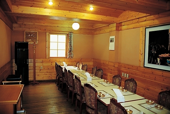 포토 JPG 시설물 건축 산업 액자 의자 창문 식탁 탁자 전등 조명 실내 사람없음 장식 인테리어 상점 식당 카페 조명기구 국내포토 건축물 디자인 가구 내부 파일형식