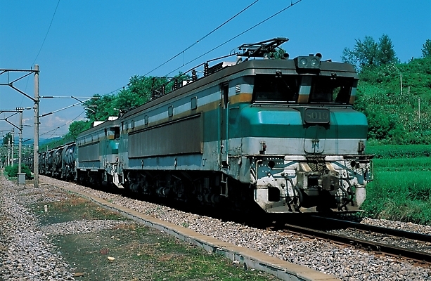 포토 JPG 주간 나무 식물 육상교통 교통수단 교통 하늘 사람없음 야외 기찻길 기차 화물기차 철도의날 국내포토 자연요소 대중교통 파일형식 법정기념일