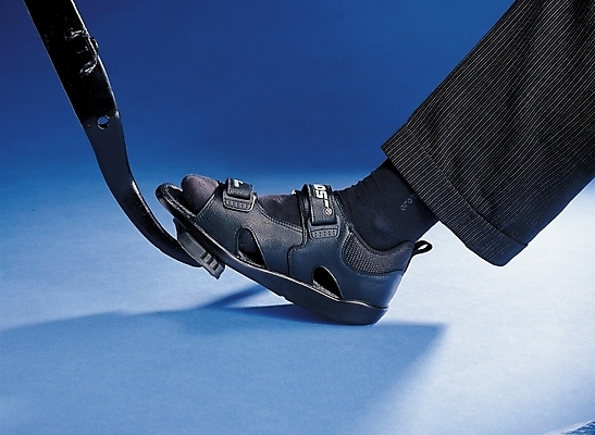 포토 JPG 스튜디오촬영 신체 발 한명 사람 신체부위 운전 다리 샌들 페달 국내포토 1 신발 모션 실내 파일형식