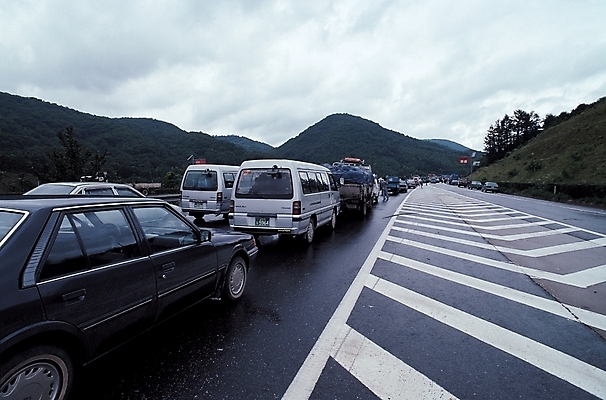 포토 JPG 주간 나무 식물 구름 시설물 현대건축 건축 도로 육상교통 교통 승용차 자동차 하늘 산 풍경 사람없음 야외 차도 고속도로 승합차 주차장 국내포토 자연요소 건축물 길 교통수단 교통시설 파일형식