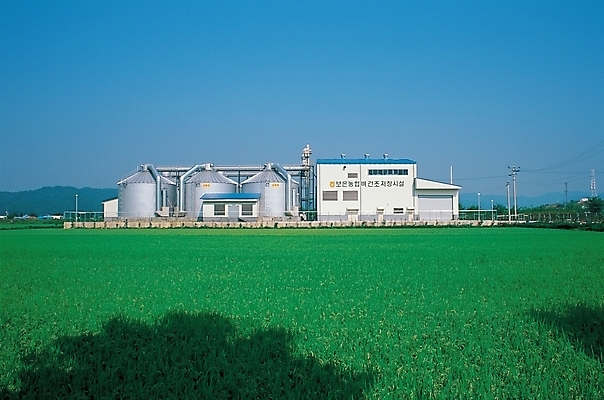 포토 JPG 주간 건축물 산업 백그라운드 농업 공장 하늘 논 풍경 사람없음 야외 건물 창고 산업시설 저장소 국내포토 자연요소 건축 공업 파일형식