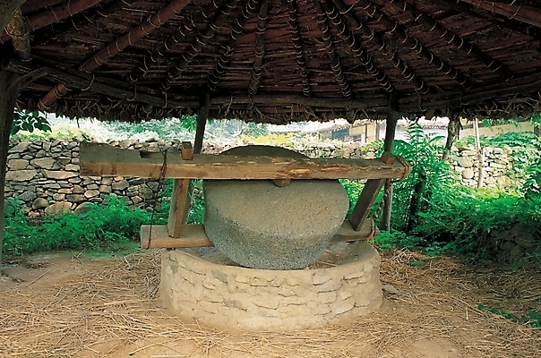 포토 JPG 주간 식물 산업 농업 사람없음 야외 농촌 시골 풀 농기구 방아 탈곡기 국내포토 자연요소 파일형식