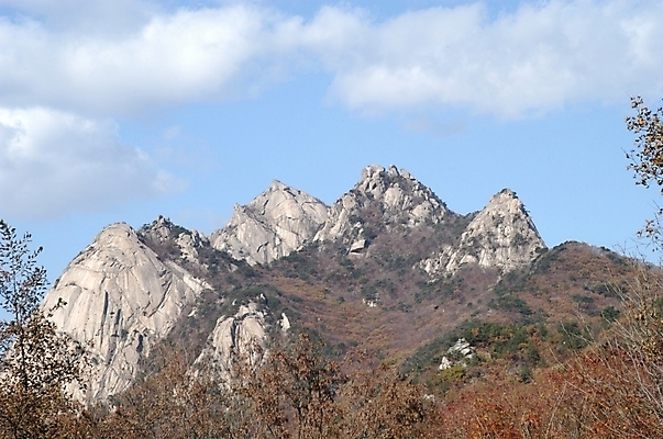 포토 JPG 주간 구름 백그라운드 하늘 바위산 산 풍경 사람없음 야외 북한산 국내포토 자연요소 돌산 파일형식 고양