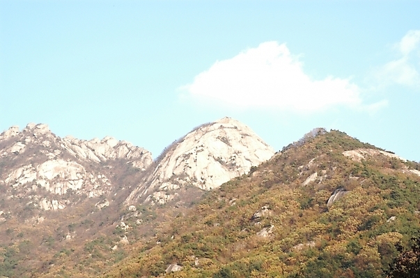 포토 JPG 주간 나무 식물 구름 백그라운드 하늘 바위산 산 풍경 사람없음 야외 북한산 국내포토 자연요소 돌산 파일형식 고양