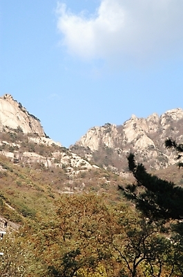 포토 JPG 주간 나무 식물 구름 백그라운드 하늘 바위산 산 풍경 사람없음 야외 돌_바위 바위 숲 암벽 북한산 국내포토 자연요소 돌산 파일형식 고양