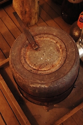 포토 JPG 생활용품 겨울 교실 학교 사람없음 난방기 난로 난방 연탄 연탄난로 국내포토 계절 교육 오브젝트 난방용품 파일형식